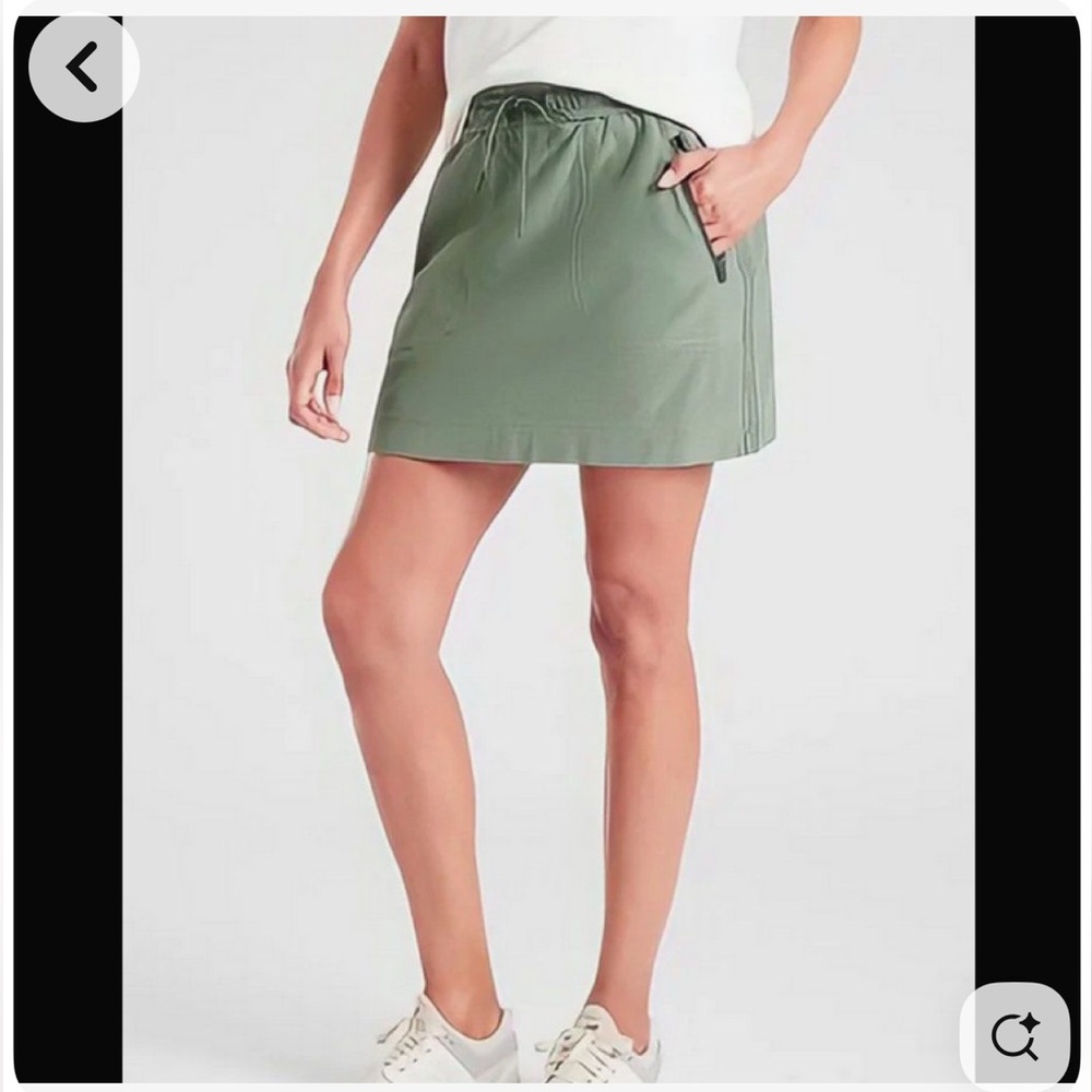 Athleta Skirt size 8, green with pockets